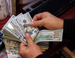 لليوم الثاني.. الدولار يواصل التراجع أمام الجنيه وسط تدفقات نقدية قياسية 10 الدولار الأمريكي