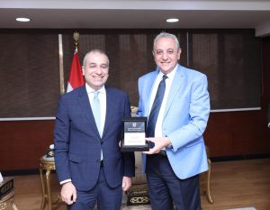 رئيس البنك الزراعي المصري يلتقي محافظ الغربية لدعم جهود تحقيق التنمية الزراعية وتحفيز الاستثمار في القطاعات الإنتاجية بالمحافظة 5 IMG 20251119 WA0003