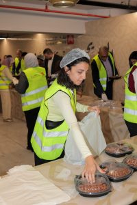 124 ألف مستفيد من «قافلة الخير من بنك القاهرة» بجميع أنحاء الجمهورية وخاصة صعيد مصر (صور) 19 جانب من توزيع الكراتين بنك القاهرة